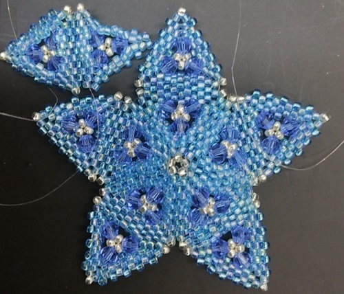 4月3日，手工活兼職是真的嗎？居家專兼職的好副業(yè)，開飾品加工廠，與手工之家合作，這些做法讓大家收入好，圖為飾品類串珠手工產品剪影