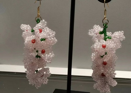 4月4日，在家兼職手工活，帶回家做的手工項(xiàng)目，開飾品加工廠，在手工之家，適合做自然收入好，圖為串珠米珠繡手工產(chǎn)品剪影