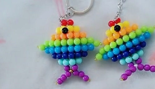 4月5日，手工活拿回家做，靈活就業(yè)居家掙錢，開飾品加工廠，與手工之家合作，合作人員情況不同不影響收入，圖為串珠米珠繡手工產(chǎn)品剪影