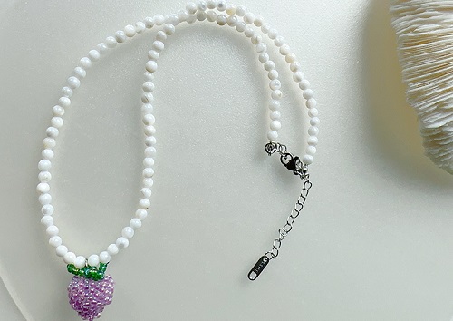 4月5日，手工活拿回家做，靈活就業(yè)居家掙錢，開飾品加工廠，與手工之家合作，合作人員情況不同不影響收入，圖為串珠米珠繡手工產(chǎn)品剪影