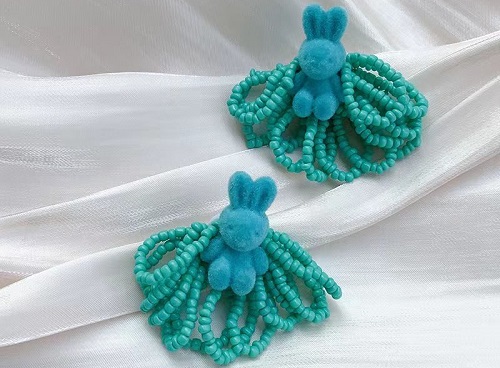 4月6日，手工活接單正規(guī)平臺(tái)，可靠的串珠手工，開(kāi)飾品加工廠，在手工之家，時(shí)間越長(zhǎng)、合作越穩(wěn)、收入越好，圖為串珠米珠繡手工產(chǎn)品剪影