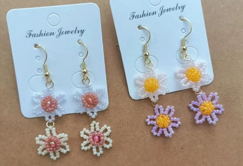 4月6日，手工活接單正規(guī)平臺(tái)，可靠的串珠手工，開(kāi)飾品加工廠，在手工之家，時(shí)間越長(zhǎng)、合作越穩(wěn)、收入越好，圖為串珠米珠繡手工產(chǎn)品剪影