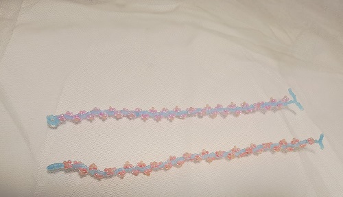 4月7日，在家可以做的兼職工作，拿回家做的手工項(xiàng)目，開飾品加工廠，在手工之家，產(chǎn)品選的好、收入會(huì)更好，圖為串珠米珠繡手工產(chǎn)品剪影