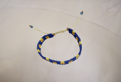 4月8日，可在家做的兼職手工活，在家做串珠手工掙錢，開(kāi)飾品加工廠，與手工之家合作，感受貼心服務(wù)，圖為串珠米珠繡手工產(chǎn)品剪影