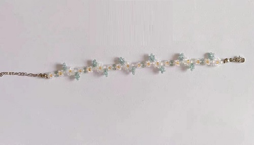 4月8日，可在家做的兼職手工活，在家做串珠手工掙錢，開(kāi)飾品加工廠，與手工之家合作，感受貼心服務(wù)，圖為串珠米珠繡手工產(chǎn)品剪影