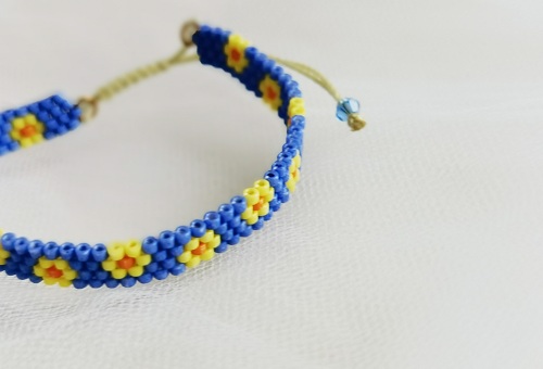 4月8日，可在家做的兼職手工活，在家做串珠手工掙錢，開(kāi)飾品加工廠，與手工之家合作，感受貼心服務(wù)，圖為串珠米珠繡手工產(chǎn)品剪影