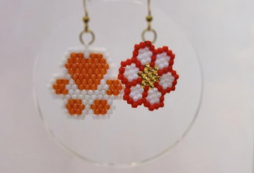 4月10日，手工活拿回家做在哪里找，居家就業(yè)好副業(yè)，在手工之家，純手工事業(yè)這樣合作，圖為串珠米珠繡手工產(chǎn)品剪影