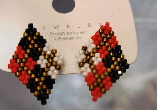 4月10日，手工活拿回家做在哪里找，居家就業(yè)好副業(yè)，在手工之家，純手工事業(yè)這樣合作，圖為串珠米珠繡手工產(chǎn)品剪影