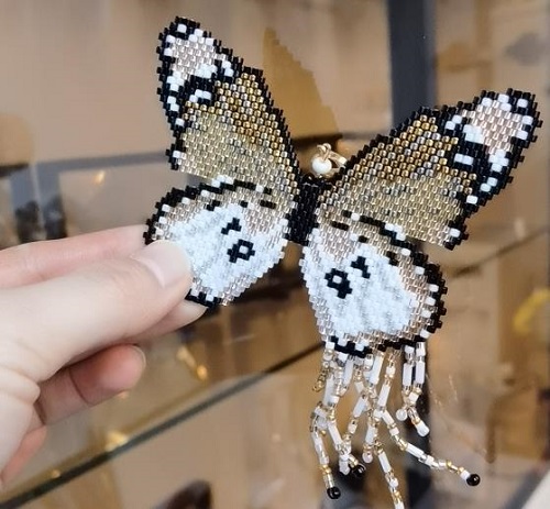 4月12日，哪里可以做手工活兼職，靈活就業(yè)好選擇，開飾品加工廠，與手工之家合作，這里提供的材料或產(chǎn)品等讓大家心里有數(shù)、心中有底，圖為串珠米珠繡手工產(chǎn)品剪影