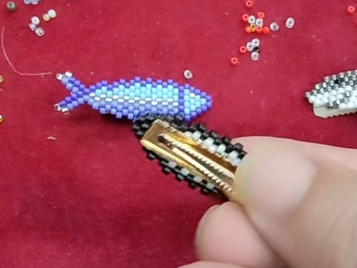 4月14日，在家里就能賺錢的工作，帶回家做的手工，開飾品加工廠，手工之家與大家一起努力、合作共贏，圖為串珠米珠繡手工產(chǎn)品剪影