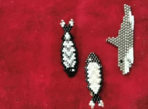 4月14日，在家里就能賺錢的工作，帶回家做的手工，開飾品加工廠，手工之家與大家一起努力、合作共贏，圖為串珠米珠繡手工產(chǎn)品剪影