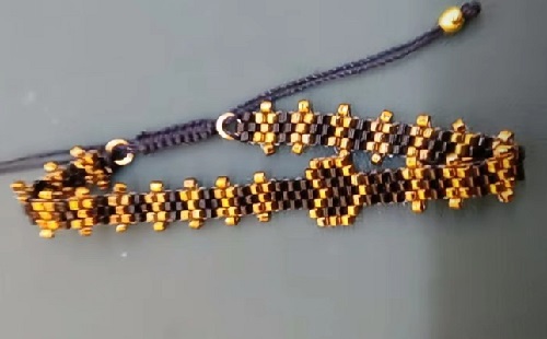 4月16日，外發(fā)手工領(lǐng)回家做，靈活就業(yè)手工項(xiàng)目，在家做手工掙錢(qián)，開(kāi)飾品加工廠(chǎng)，與手工之家合作，產(chǎn)品讓大家的收入有保障，圖為飾品類(lèi)串珠純手工產(chǎn)品剪影