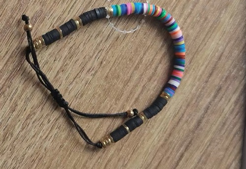 4月16日，外發(fā)手工領(lǐng)回家做，靈活就業(yè)手工項(xiàng)目，在家做手工掙錢(qián)，開(kāi)飾品加工廠(chǎng)，與手工之家合作，產(chǎn)品讓大家的收入有保障，圖為飾品類(lèi)串珠純手工產(chǎn)品剪影