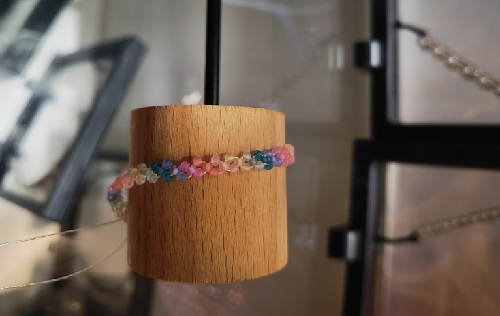 4月18日，寶媽手工活兼職，正規(guī)手工接單平臺(tái)，開飾品加工廠，在手工之家，平等成就雙方，圖為飾品類串珠純手工產(chǎn)品剪影