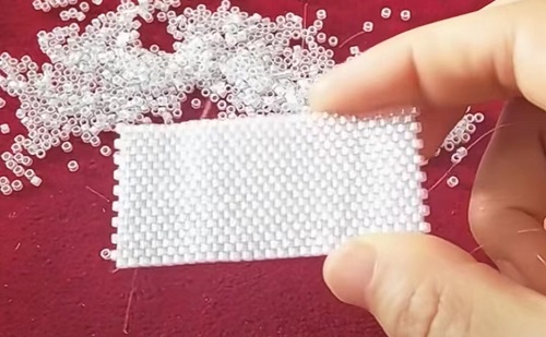 4月19日，在家做的手工活正規(guī)平臺，拿回家做的手工項(xiàng)目，開飾品加工廠，在手工之家，有大家都能做的純手工，圖為飾品類串珠純手工產(chǎn)品剪影