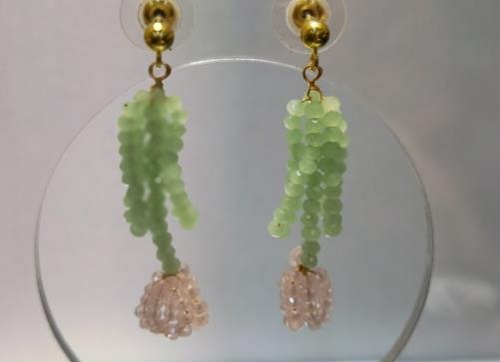 4月20日，手工活外發(fā)加工可靠嗎？靈活就業(yè)好手工，開(kāi)飾品加工廠，手工之家的綜合發(fā)展離不開(kāi)每一個(gè)合作人員，圖為飾品類(lèi)串珠純手工產(chǎn)品剪影