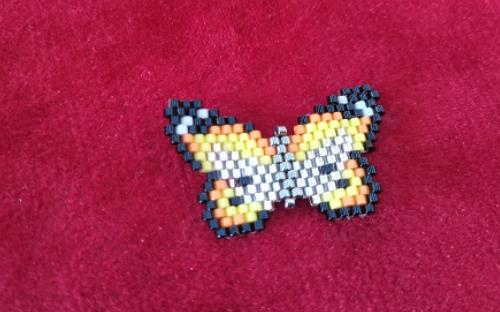 4月22日，在家里就能賺錢的工作，帶回家做的手工，開(kāi)飾品加工廠，手工之家的純手工事業(yè)全面發(fā)展，圖為串珠米珠繡手工產(chǎn)品剪影