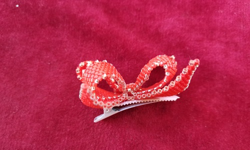 4月26日，在家里就能賺錢的工作，正規(guī)手工項目，靈活就業(yè)好選擇，開飾品加工廠，在手工之家，城市農(nóng)村的合作人員都很多，圖為飾品類串珠純手工產(chǎn)品剪影