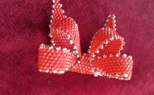 4月26日，在家里就能賺錢的工作，正規(guī)手工項目，靈活就業(yè)好選擇，開飾品加工廠，在手工之家，城市農(nóng)村的合作人員都很多，圖為飾品類串珠純手工產(chǎn)品剪影