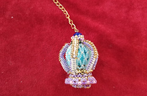 4月28日，手工活接單正規(guī)平臺(tái)，拿回家做的手工項(xiàng)目，開飾品加工廠，在手工之家，成品銷售好做因?yàn)閮?yōu)勢多，圖為串珠米珠繡純手工產(chǎn)品剪影