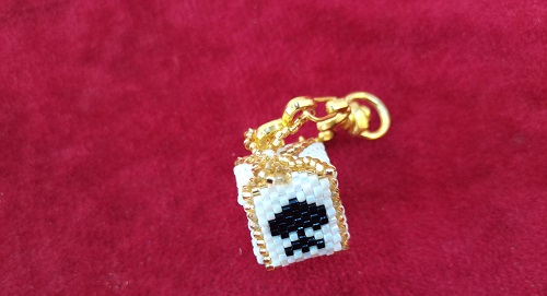 4月29日，可在家做的兼職手工活，想接正規(guī)廠家手工項(xiàng)目,開飾品加工廠，在手工之家，多總結(jié)、認(rèn)真做、多掙錢，圖為飾品類串珠純手工產(chǎn)品剪影