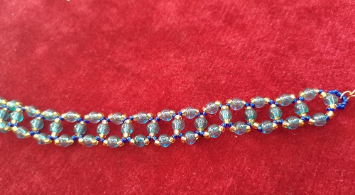 5月1日，外發(fā)手工活正規(guī)平臺，居家手工串珠靈活就業(yè)，開飾品加工廠，在手工之家，純手工項目長期穩(wěn)定，圖為飾品類串珠純手工產(chǎn)品剪影