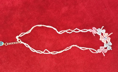 5月2日，在家能掙錢的正規(guī)手工，靈活就業(yè)串珠手工項(xiàng)目，開飾品加工廠，在手工之家，合作要先看自己的實(shí)際情況，圖為飾品類串珠純手工產(chǎn)品剪影