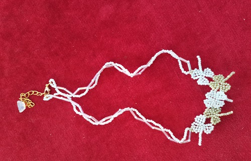 5月2日，在家能掙錢的正規(guī)手工，靈活就業(yè)串珠手工項(xiàng)目，開飾品加工廠，在手工之家，合作要先看自己的實(shí)際情況，圖為飾品類串珠純手工產(chǎn)品剪影