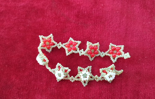 5月7日，外發(fā)加工接單平臺，開手工加工廠，正規(guī)廠家的手工，在手工之家，選擇適合收益好的合作方式，圖為飾品類串珠純手工產(chǎn)品剪影