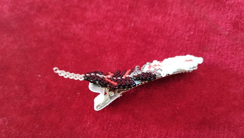 5月8日，哪里可以做手工活兼職，手工項(xiàng)目拿回家做，開飾品加工廠，與手工之家合作，居家掙錢有底氣，圖為串珠米珠繡純手工產(chǎn)品剪影