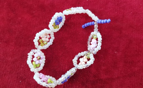 5月9日，手工活外發(fā)加工可靠嗎？靈活就業(yè)創(chuàng)業(yè)，開手工加工廠，在手工之家，純手工合作發(fā)展好，圖為串珠米珠繡純手工產(chǎn)品剪影