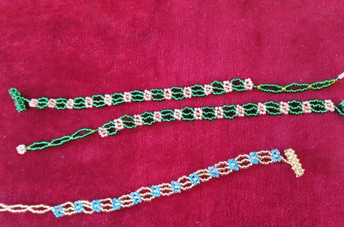 5月10日，農(nóng)村手工活加工項目去哪里找，拿回家做的手工項目，開手工加工廠，選擇手工之家因為對這里滿意，圖為飾品類串珠純手工產(chǎn)品剪影