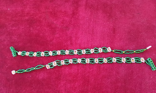 5月10日，農(nóng)村手工活加工項目去哪里找，拿回家做的手工項目，開手工加工廠，選擇手工之家因為對這里滿意，圖為飾品類串珠純手工產(chǎn)品剪影