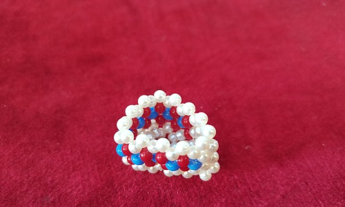 5月13日，外發(fā)手工領(lǐng)回家做，開飾品加工廠，在家做手工掙錢，在手工之家，珍惜和尊重成就雙方，圖為串珠米珠繡純手工產(chǎn)品剪影