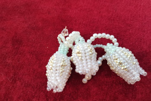 5月16日，手工活拿回家做在哪里找，靈活就業(yè)創(chuàng)業(yè)，開(kāi)飾品加工廠，與手工之家合作，合作和服務(wù)平等真誠(chéng)，圖為串珠米珠繡手工產(chǎn)品剪影