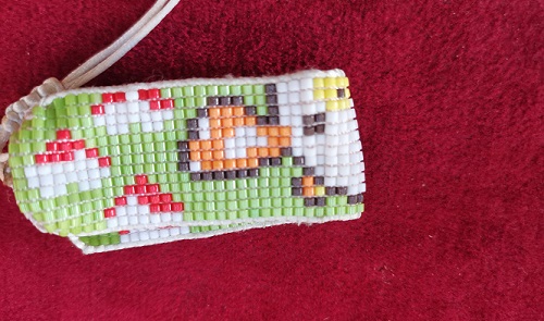 5月17日，在家里就能賺錢的工作，開手工加工廠，居家手工靈活就業(yè)創(chuàng)業(yè)，在手工之家，手工事業(yè)全面發(fā)展，圖為串珠米珠繡純手工產(chǎn)品剪影