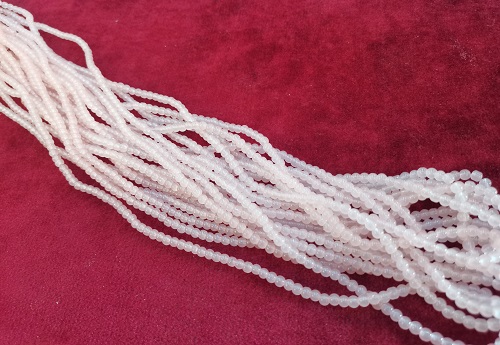 5月18日，手工活從哪里找廠家，想接正規(guī)廠家的手工項目，開飾品加工廠，在手工之家，多勞多得，好好做才能掙錢多，圖為飾品類串珠純手工產(chǎn)品剪影