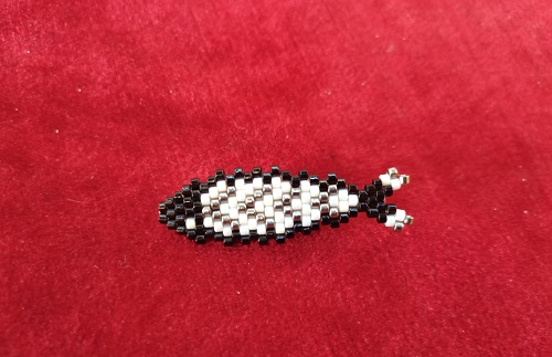 5月19日，外發(fā)手工活正規(guī)平臺，開串珠加工廠，在家做手工掙錢，手工之家的發(fā)展離不開不斷創(chuàng)新，圖為串珠米珠繡純手工產(chǎn)品剪影