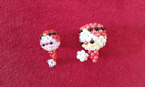 5月20日，在家能做的兼職正規(guī)，手工加工廠掙錢(qián)，拿回家做的手工項(xiàng)目，在手工之家，合作的所有都是清楚明白的，圖為串珠米珠繡純手工產(chǎn)品剪影