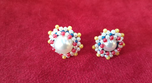 5月21日，附近有沒有兼職手工活，居家靈活就業(yè)的好副業(yè)，開手工加工廠，在手工之家，收入好的人都這樣做，圖為串珠米珠繡純手工產(chǎn)品剪影