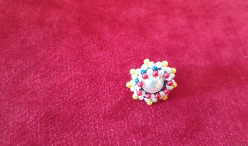 5月21日，附近有沒有兼職手工活，居家靈活就業(yè)的好副業(yè)，開手工加工廠，在手工之家，收入好的人都這樣做，圖為串珠米珠繡純手工產(chǎn)品剪影