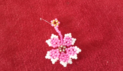 5月22日，手工活接單平臺，靈活就業(yè)的手工，開串珠加工廠，與手工之家合作，專心專注出成績，圖為串珠米珠繡純手工產(chǎn)品剪影