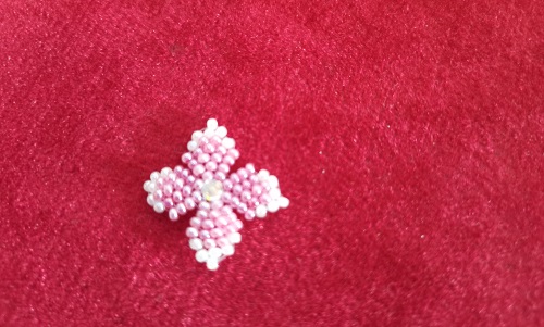 5月22日，手工活接單平臺，靈活就業(yè)的手工，開串珠加工廠，與手工之家合作，專心專注出成績，圖為串珠米珠繡純手工產(chǎn)品剪影