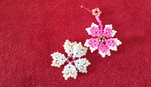 5月22日，手工活接單平臺，靈活就業(yè)的手工，開串珠加工廠，與手工之家合作，專心專注出成績，圖為串珠米珠繡純手工產(chǎn)品剪影