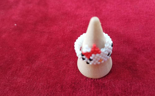 5月23日，手工活外發(fā)加工正規(guī)廠家直接發(fā)貨，開(kāi)飾品加工廠，在家做的手工，手工之家的純手工產(chǎn)品受青睞，圖為串珠米珠繡純手工產(chǎn)品剪影