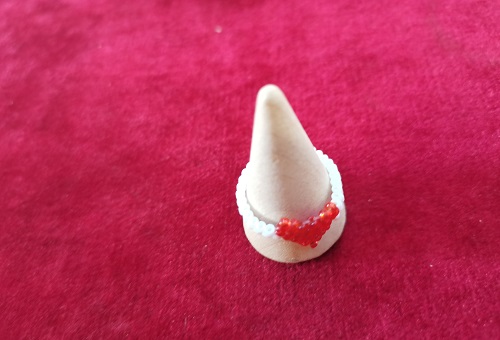 5月23日，手工活外發(fā)加工正規(guī)廠家直接發(fā)貨，開(kāi)飾品加工廠，在家做的手工，手工之家的純手工產(chǎn)品受青睞，圖為串珠米珠繡純手工產(chǎn)品剪影