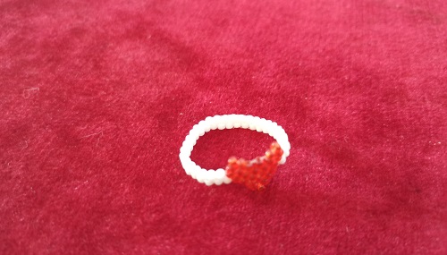 5月23日，手工活外發(fā)加工正規(guī)廠家直接發(fā)貨，開(kāi)飾品加工廠，在家做的手工，手工之家的純手工產(chǎn)品受青睞，圖為串珠米珠繡純手工產(chǎn)品剪影