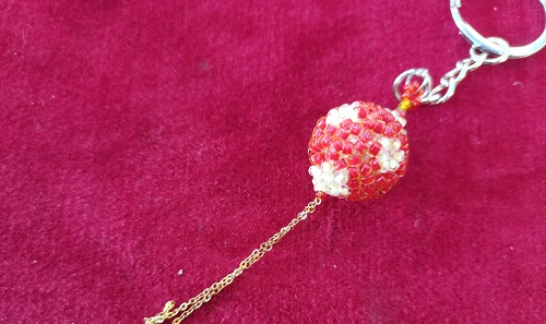 5月24日，靈活就業(yè)好副業(yè)，手工活加工外發(fā)回收，開手工加工廠，與手工之家合作，辦廠加工+產(chǎn)品銷售，收獲更大，圖為串珠米珠繡純手工產(chǎn)品剪影