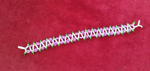 5月25日，家里干的手工活兼職，帶回家做的手工項目，開飾品加工廠，在手工之家，純手工受歡迎，圖為串珠米珠繡純手工產(chǎn)品剪影