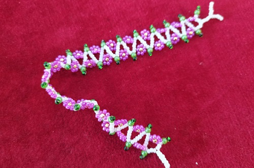 5月25日，家里干的手工活兼職，帶回家做的手工項目，開飾品加工廠，在手工之家，純手工受歡迎，圖為串珠米珠繡純手工產(chǎn)品剪影